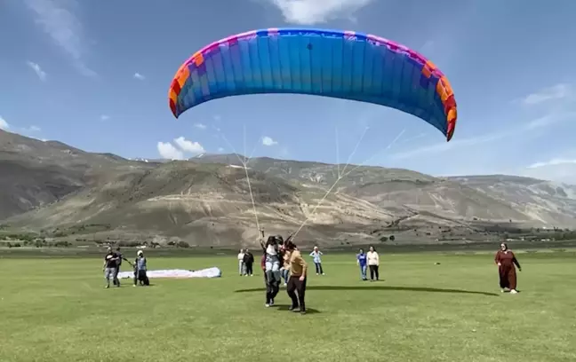Erzincan’da Engelli Kız Çocukları Yamaç Paraşütü Uçuş Keyfi Yaşadı
